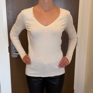 ANN TAYLOR LOFT Classic Soft & Silky Cream Long Sleeve V-Neck Top